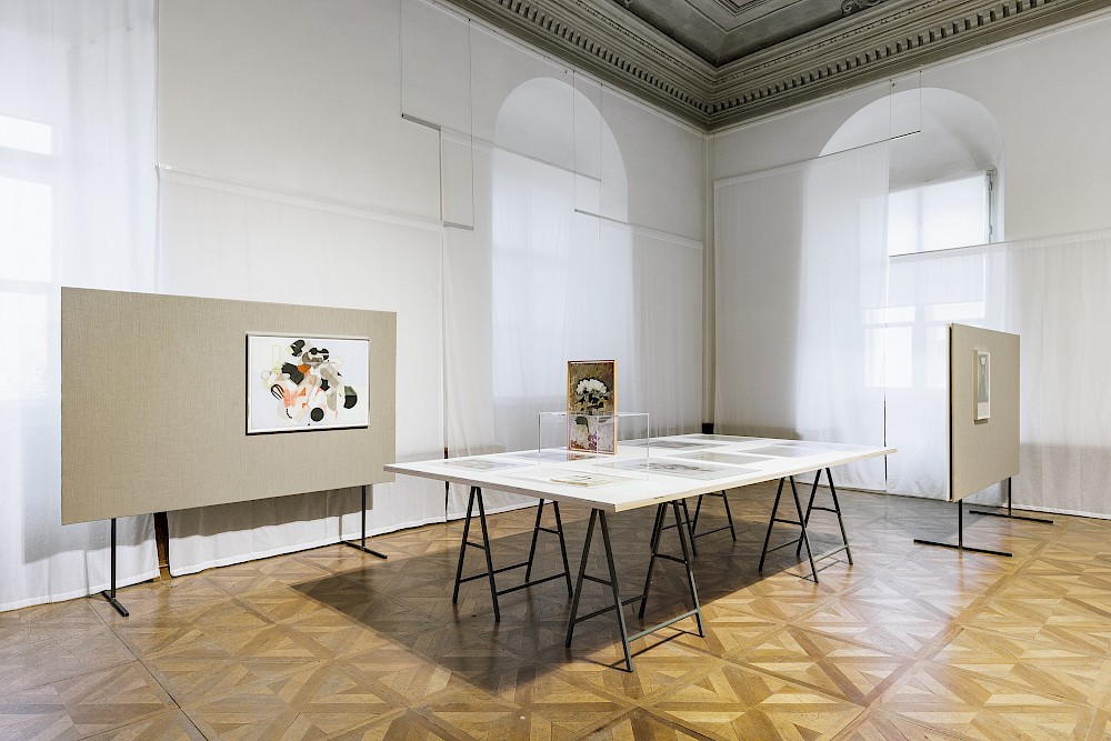 installation view, Hortensie /Figuren (Bühne), um 1938, Komposition mit Musikinstrumenten, 1925–1931