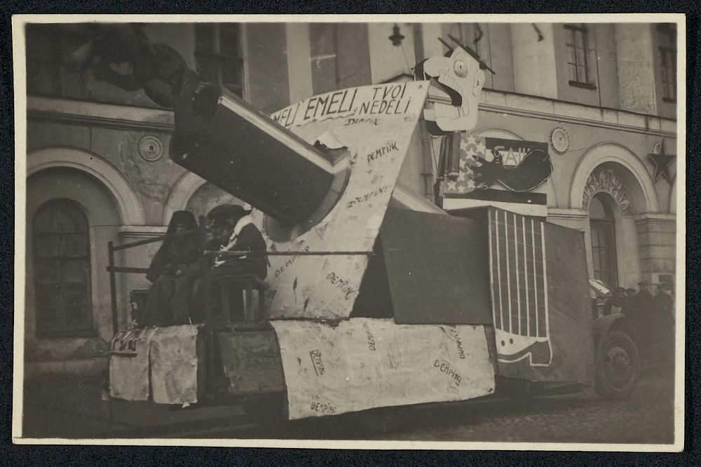 Compendium Soviet Union (F/SU), Moscow and surrounding area, 1931–37, parade float, 1 May (?)