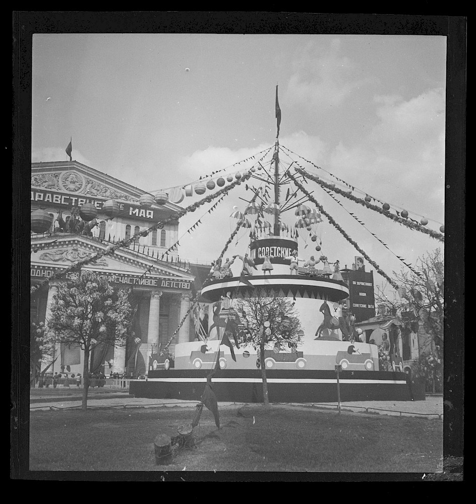 Compendium Soviet Union (F/SU), 1931–37, Bolshoi Theatre with May decorations / propaganda for children (?)